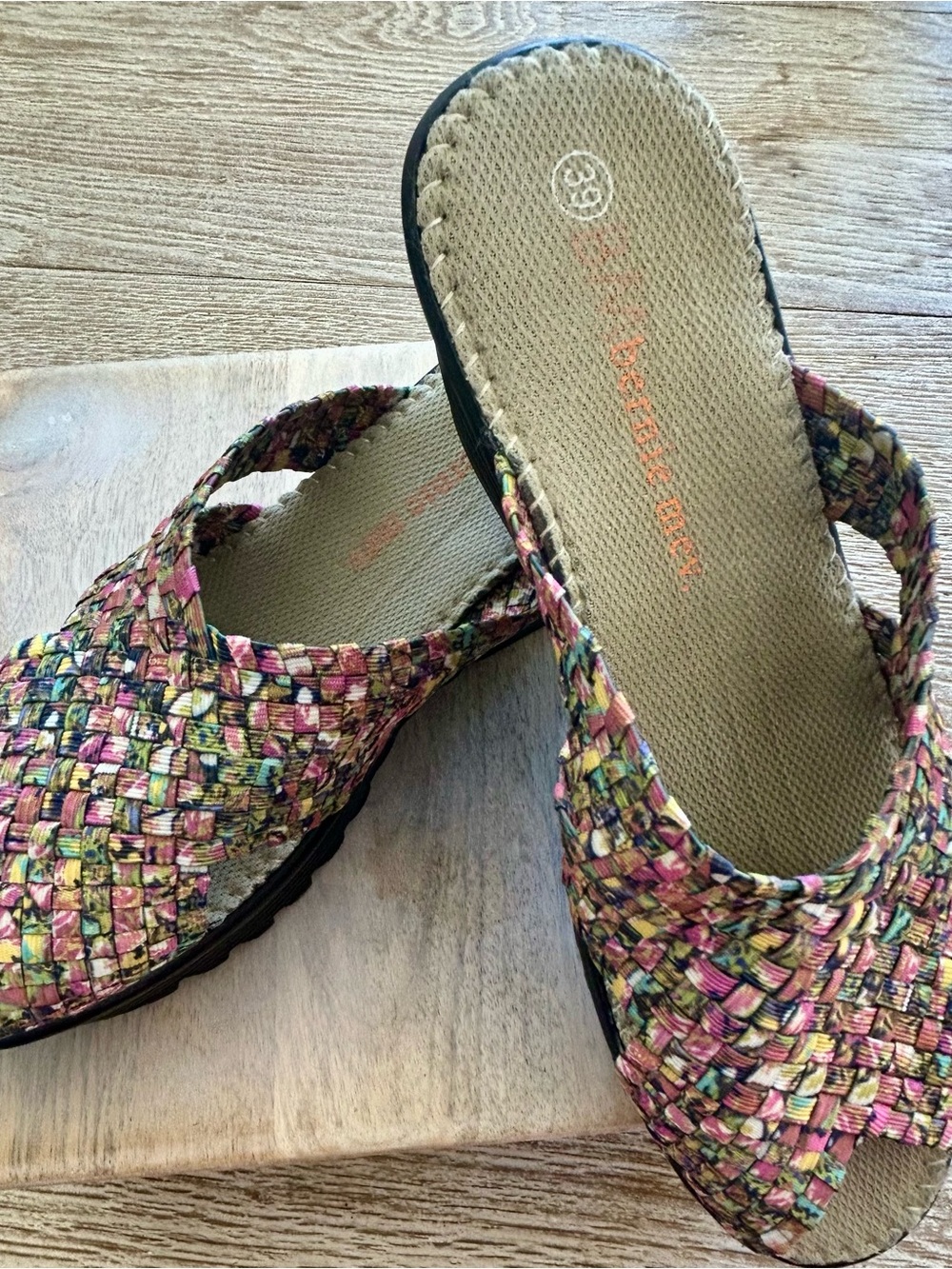 bernie mev. Woven Slip-On Mules in Pink Multi